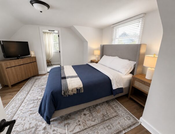 Queen on-suite full bathroom